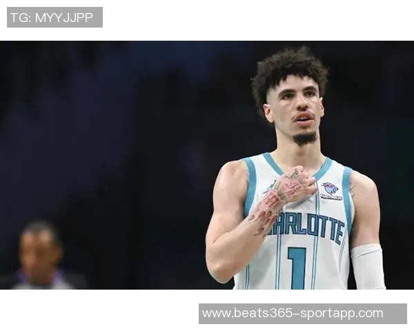 拉梅洛鲍尔再遭伤病困扰第三节因脚踝不适提前退赛仅得11分 拉梅洛鲍尔再遭伤病困扰第三节因脚踝不适提前退赛仅得11分