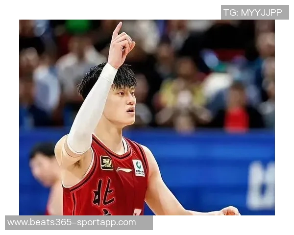 曾凡博突破遭遇压力险些失误及时回传队友化解危机